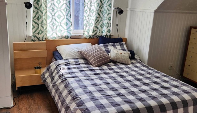 Charming 3-bedroom house in Toronto with AC, WiFi, fitness equipment