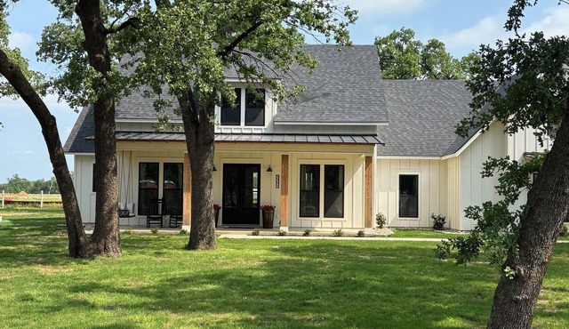 Charming 3-bedroom farmhouse in serene Pilot Point with AC in Pilot Point