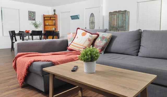 Charming 3-bedroom house near downtown SA on quiet street with WiFi, AC, parking