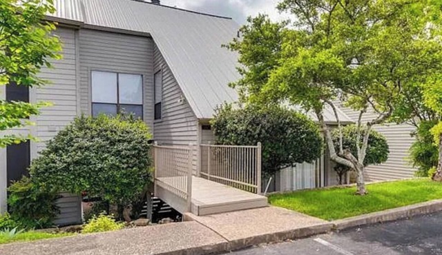 Charming 3bed 3 bath Lakeway Retreat with Patio and Resort-Style amenities