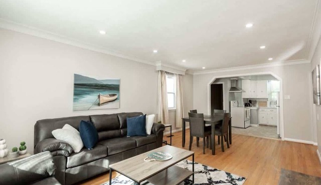 Charming 4BR Barrie Retreat with Backyard