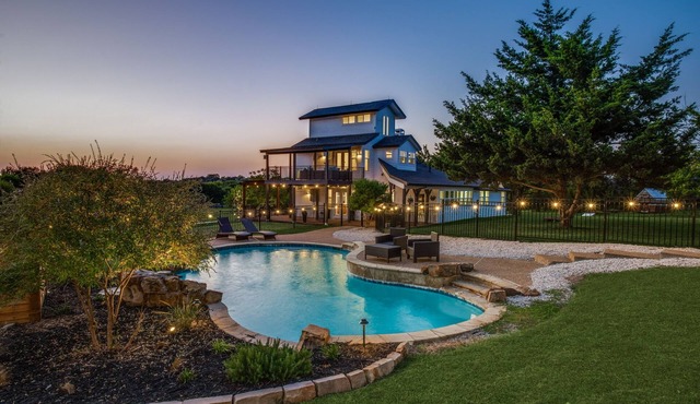 Charming 5 bed/3 ba Farmhouse +1bd/1ba game room + pool/hot tub w/opt event barn