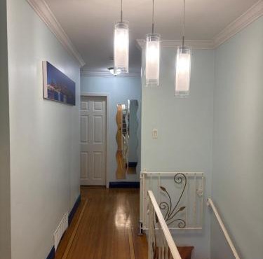 Charming Bright 3BR House - Upper Level Suite