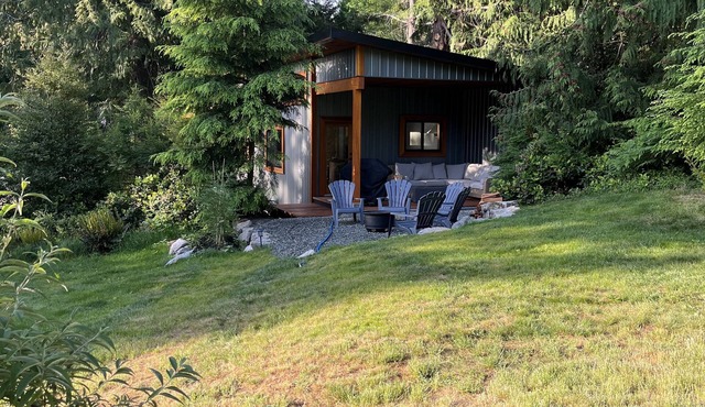 "Charming Cabin's Retreat: Pet-Friendly Haven with Sauna, Close to Stores, Lakes in Mansons Landing