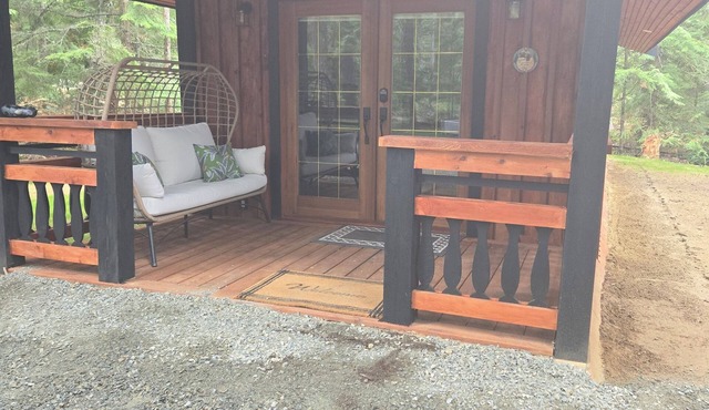 Charming cabin in outside lovely coombs on 10 acreas veryprivate