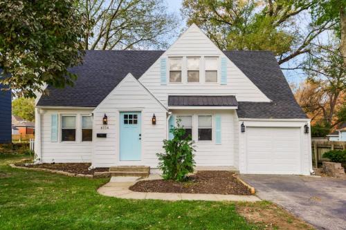 Charming Cape Cod w fenced yard dog-friendly