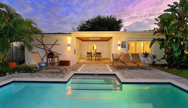 ❤️ Charming Coastal Pool Home - 1 Mile to Siesta Key - Relax & Unwind