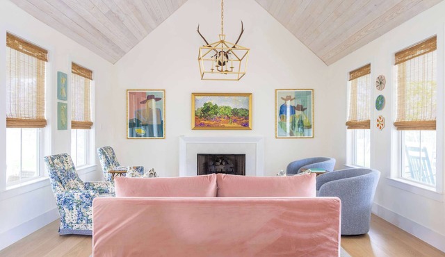 Charming Escape | Iris | 5 Mins to Round Top