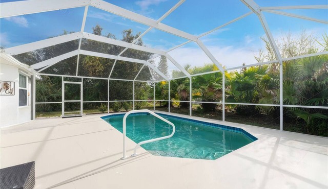 CHARMING FLORIDA GETAWAY 3BDR HOME WITH A POOL