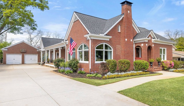Charming historical 4-bedroom house in Downtown Buford, GA.
