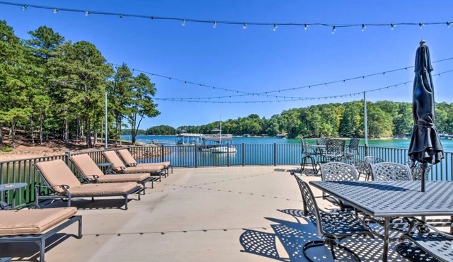 Charming lakehouse on Lake Lanier with easy walk to the water