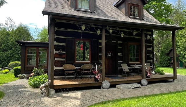 Charming Log Home - 25 private acres in Caledon