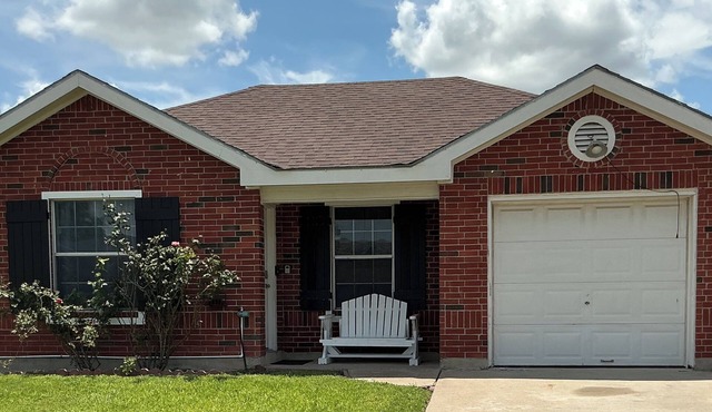 Charming & Spacious 4-bedroom homr with AC, WiFi, Lots of Parking in Brownsville