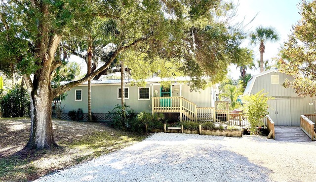 Charming Waterfront Canal Home in beautiful Old Homosassa! 5 Kayaks, Dock, Bikes
