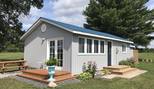 Cheerful 2-Bedroom Cottage on Quiet Private Lake