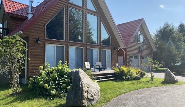 Cheerful 4 bedroom cottage retreat, close to beach