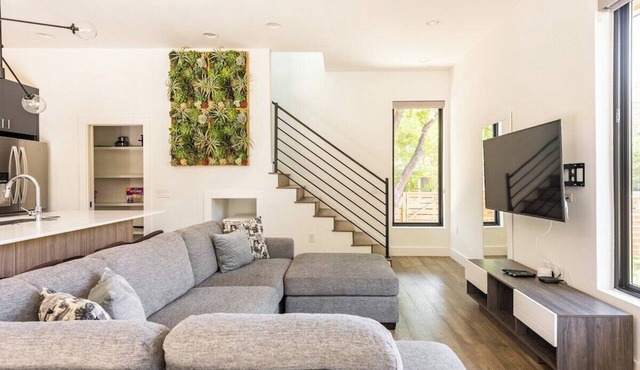 Chic & Boutique - Austin Estate | Hot Tub + Game Room *Sleeps 12*