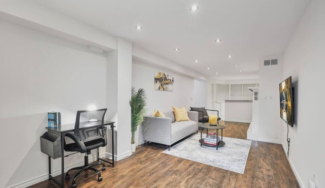 Chic & Bright 1BR Apt with Free Wifi & Parking