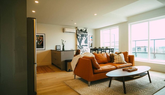 Chic Cozy Retreat - 2BR - Stunning North End Views