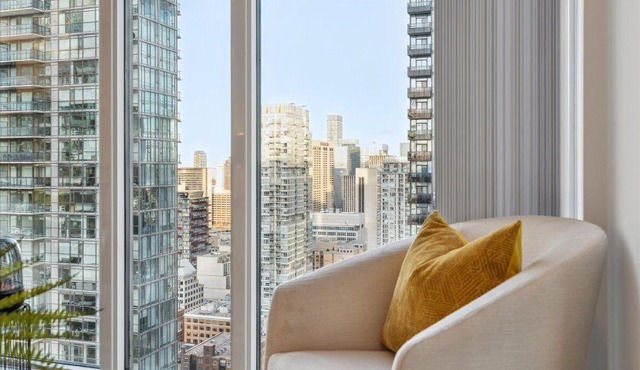 Chill Island - CN Tower Vibes downtown Toronto with 3 bedrooms & free parking!