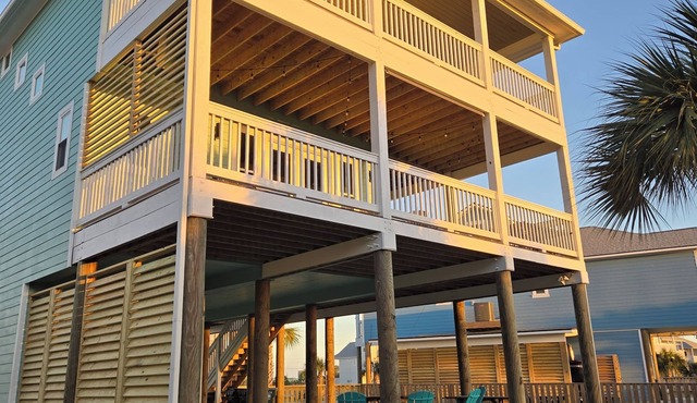 Coastal Comfort with Stunning Sunsets - 3BR Beach House
