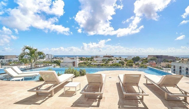 Coastal escape w/rooftop pool, gym & beach walk