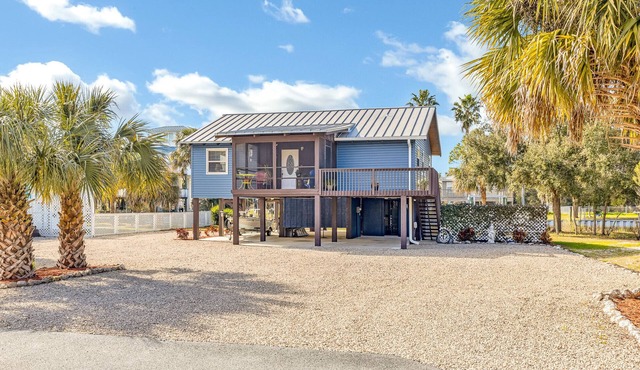 Coastal Getaway on canal-steps to the beach
