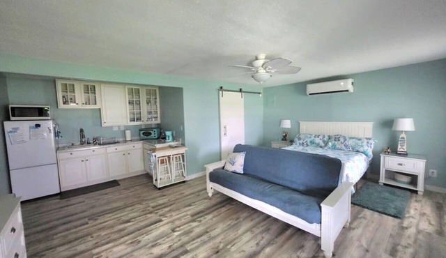 Coastal Studio – Screened Porch, Bay Views & 1.5-Mile Lighted Seawall
