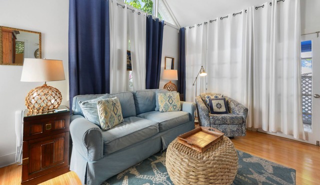 Colony Poolside: A charming bungalow near Duval Street