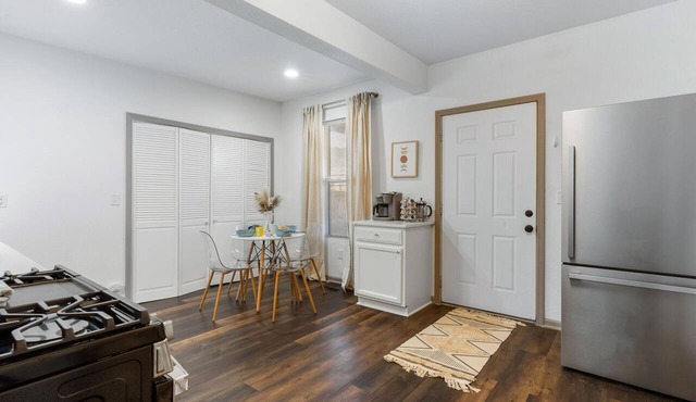 Columbus Park Duo - Lower 1 Bed Close to River Market and Downtown!