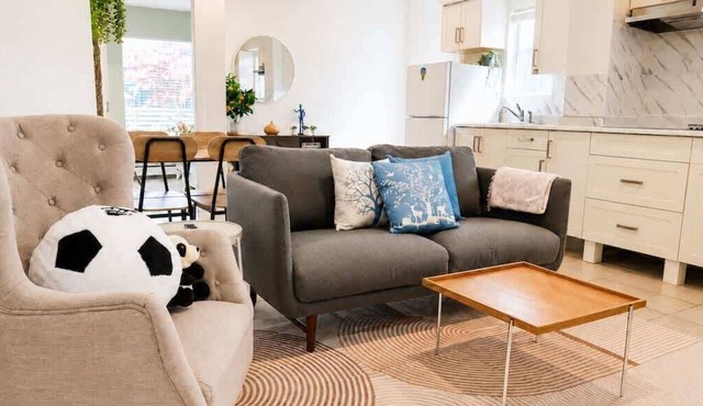 Comfy 2BR|3-min Walk to Bus|15-min Drive to DT/YVR