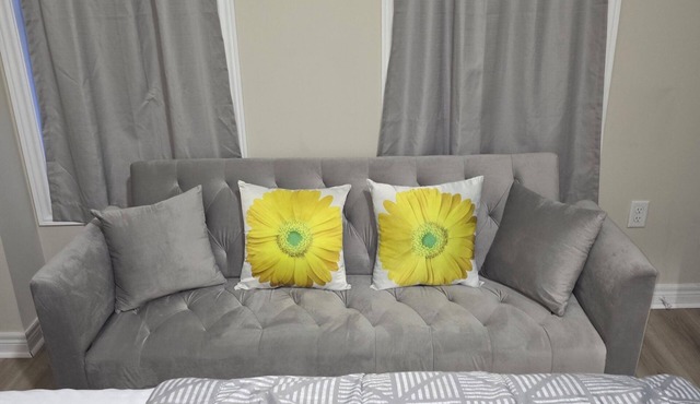 Comfy Modern 1-bedroom suite in Brampton Entire place