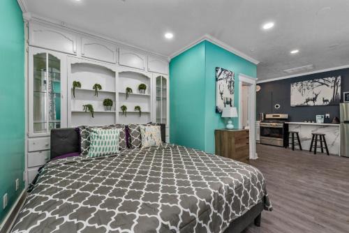 Comfy Studio with King Bed & Full Kitchen - Near Attractions in Houston