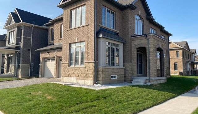 Comfy VRBO with 6 Bedrooms, 3.5 Bathrooms, accommodating 12 people comfortably. in Brampton