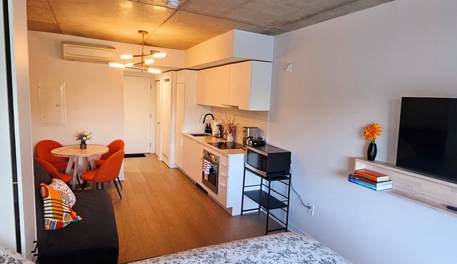 Condo dowtown Montreal 13mins walk to the Old-Port