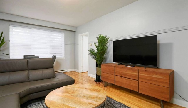 Contemporary 2BR – Stylish Comfort on MTL West