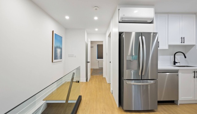 Contemporary 3 Bedroom Apt in Midtown Toronto
