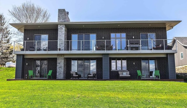 Contemporary Million Dollar View Getaway