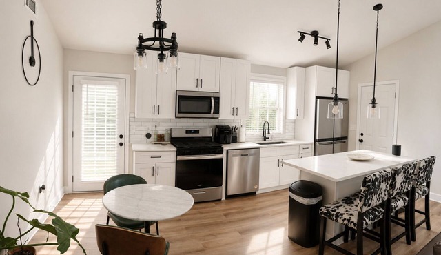 Contemporary Modern 2bed 2bath house with a grill, yard & office near Airport