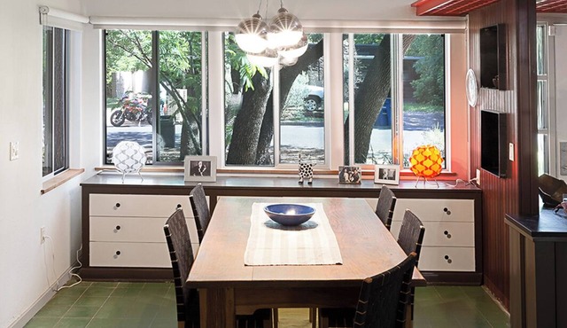Cool Mid-Century Modern 3/2