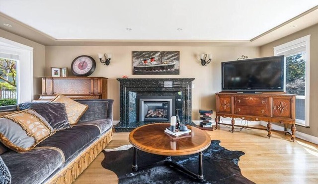 Coquitlam 5bed/3bath Luxury home + swimming pool