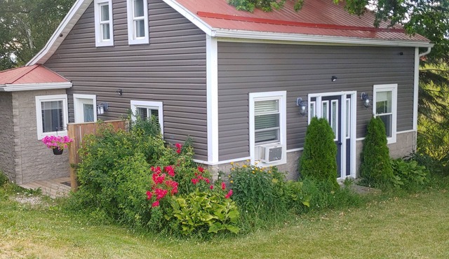 Country cottage in a private setting ,less than 5 min drive to the beach