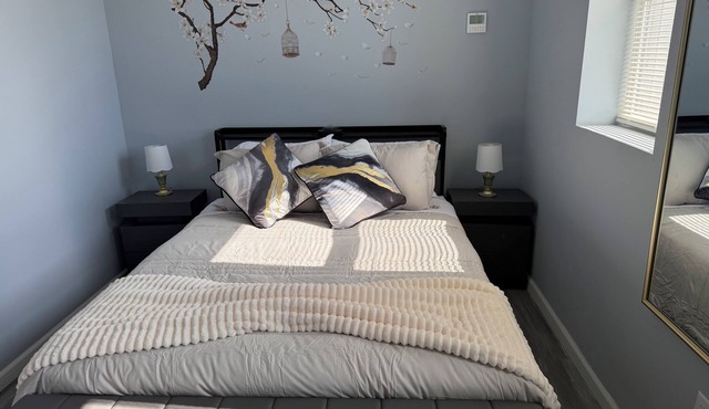 Cozy 1-bedroom apartment in delightful Newark with AC