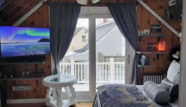 Cozy 1-bedroom on the 2nd floor in Valley Stream, with a beautiful outdoor deck.