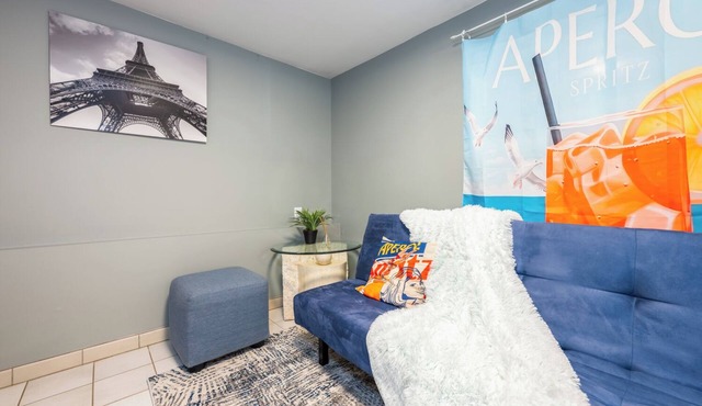 Cozy/10 mins to DownTown/Near skytrain/Free Parking