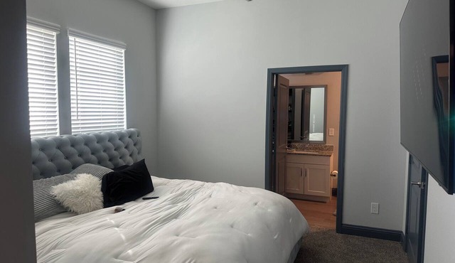 Cozy 2-bedroom apartment in adorable Porter with AC and gym