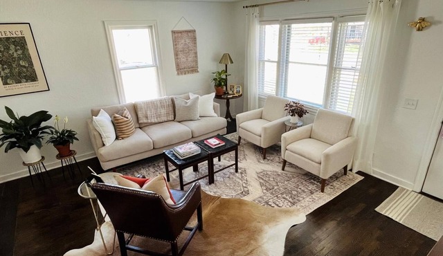 Cozy 2-bedroom cottage in beautiful Lee's Summit. Easy walking to downtown!