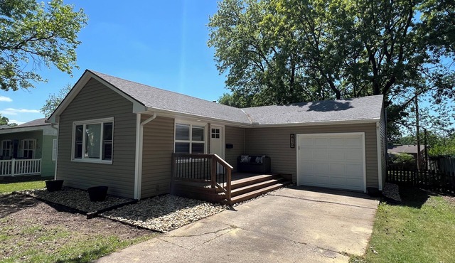 Cozy 2 Bedroom Home on the edge of down town Lees Summit