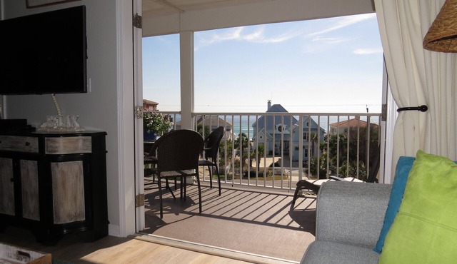 Cozy 4th Floor 2 BR/2 BA Condo in Gulf Place. Awesome view. Netflix included.