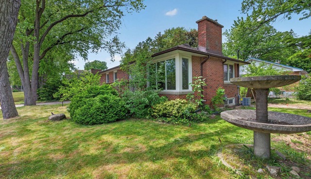 Cozy 5 br Bungalow- Just a 5 -Minute Walk to Lakeshore in Bronte West Village.